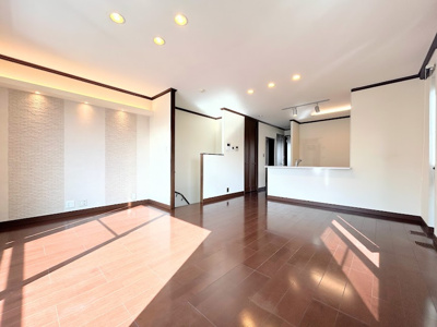 【居間・リビング】 | ◆◇旭区上白根1丁目中古戸建◇◆ | ◆家族で食卓を囲むダイニングスペースと、ソファでゆったりくつろぐリビングスペースがしっかり区切られているので家具の配置や用途を使いわけしやすいです。