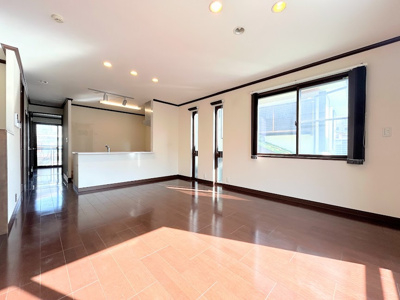 【居間・リビング】 | ◆◇旭区上白根1丁目中古戸建◇◆ | ◆一家だんらんのスペースとなるＬＤＫ。窓から明るい光が差し込み、思わず家族の会話も弾む快適な空間。