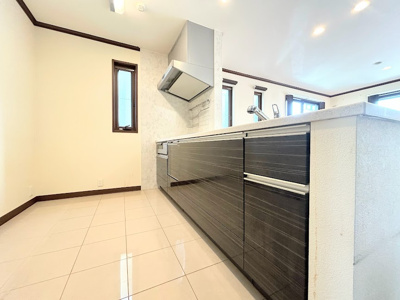 【キッチン】 | ◆◇旭区上白根1丁目中古戸建◇◆ | ◆キッチンからダイニングやリビングが見渡せるキッチン。料理をしながら家族とコミュニケーションをとれるだけでなく、大きな開放感も得られることができます。