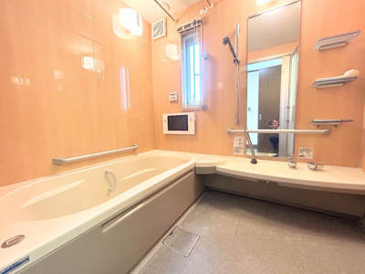 【浴室】 | ◆◇旭区上白根1丁目中古戸建◇◆ | ◆モダンデザインの空間が気持ちよさを高めてくれるバスルーム。すっきりとした清潔感の中に都会的なセンスが感じられ、心身をリフレッシュできる寛ぎを深めてくれるスペースです。

