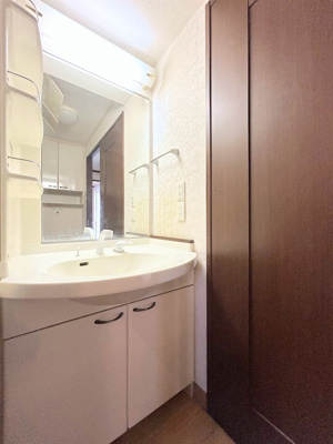 【独立洗面台】 | ◆◇旭区上白根1丁目中古戸建◇◆ | ◆ご家族の1日が始まり、1日が終わりを締めくくる洗面空間。洗濯機を配置しても十分なスペースを確保した設計となっております。