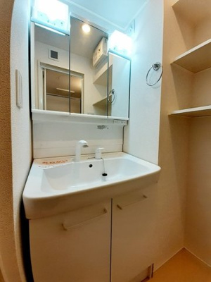 【洗面所】 | アーバングレイスⅥ | 明るい洗面所です