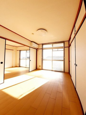 【居間・リビング】 | アスライズコーポ | こちらのリビングで趣味の時間をお楽しみください