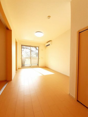 【居間・リビング】 | Ａｃｒｏｓｓ・Ｂｅｎ－Ｈ | こちらの居間で趣味の時間をお楽しみください