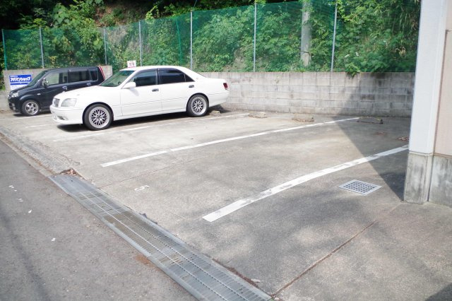 クレールエミナの駐車場