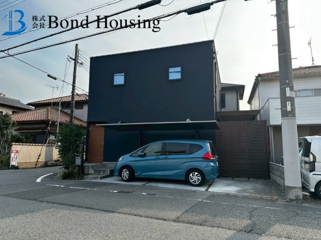 無垢材使用のお洒落な築浅戸建　西二見　築6年の前面道路含む現地写真