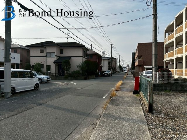 無垢材使用のお洒落な築浅戸建　西二見　築6年の前面道路含む現地写真