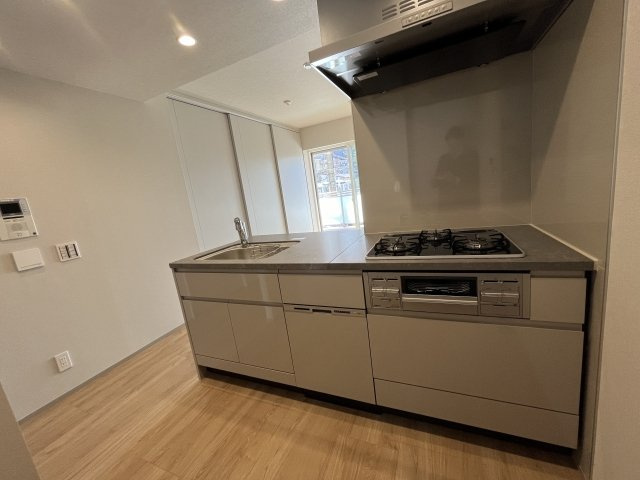 ザ・パークハウス　アーバンス　中目黒のキッチン|システムキッチン（3口ガスコンロ・グリル付）