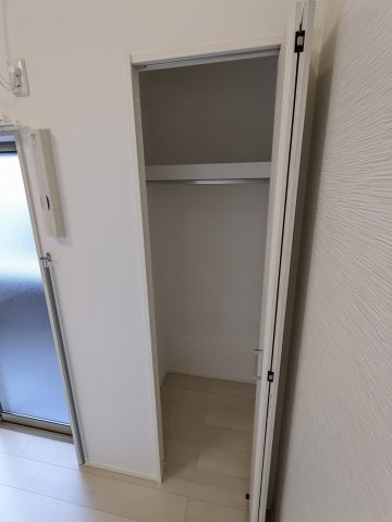 ハーモニーテラス西野町の収納|202号室クローゼット