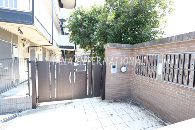 レオパレスＫＡＳＨＩＷＡのエントランス