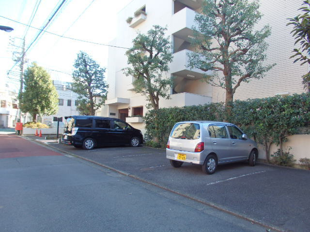エイティハウスの駐車場