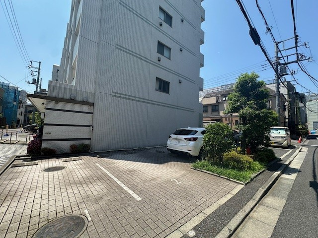 プライムアーバン千駄木の駐車場