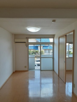 【居間・リビング】 | サンドリーム | こちらの居間で趣味の時間をお楽しみください