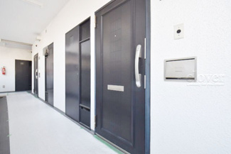 【その他共用部分】 | 皆様をお迎えする、お部屋の玄関ドア。開けやすさや開放角度、ドアノブの操作しやすさや鍵の形状などを、現地で一度ご確認ください。～即日のご見学可能～　お問合せはお気軽にどうぞ。
