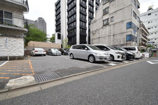 【駐車場】 | マンションの駐車場スペース。空きの有無や駐車料金、サイズ規定などについては、改めてお問い合わせください。～即日のご見学可能～　お問合せはお気軽にどうぞ。

