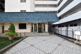 【エントランス】 | お客様を、そして住人を出迎えてくれるマンションのエントランス。ゴミが落ちていないことからも、管理状態の良さや住民の節度の高さが見て取れます。～即日のご見学可能～　お問合せはお気軽にどうぞ。

