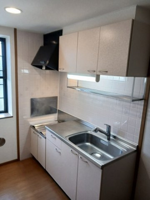 【キッチン】 | リファインドレジデンス | コンパクトなキッチンで掃除もラクラク