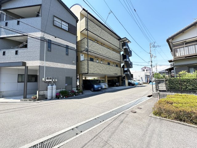 ハウス2000KUWANAの駐車場