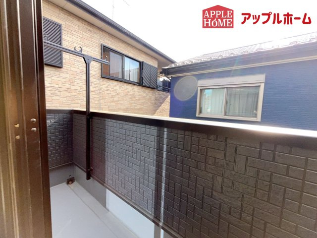 [新築住宅] さいたま市大宮区三橋1丁目のバルコニー|家族分の洗濯物もしっかり干せます。日当たりも良く、毎日のお洗濯が楽しくなりそう♪お布団は手軽に干せていつもポカポカに☆