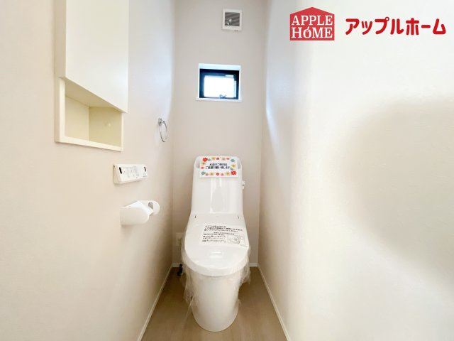 [新築住宅] さいたま市大宮区三橋1丁目のトイレ|白を基調とした清潔感のある明るい空間。温水洗浄便座付きで、毎日快適・清潔に使用できます。操作しやすい壁面リモコンを採用しています。