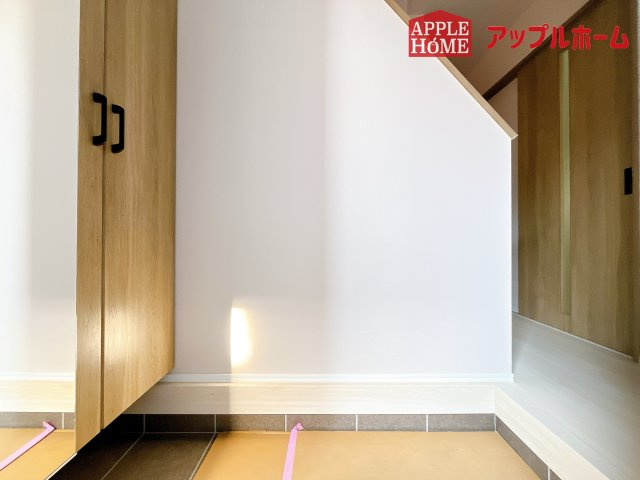 [新築住宅] さいたま市大宮区三橋1丁目の玄関|住まう人も来客も入った時にワクワクさせてくれるオシャレな玄関♪収納もたっぷりあるので、靴がたくさんあっても安心！