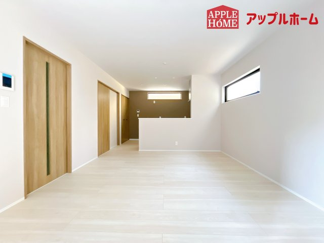 [新築住宅] さいたま市大宮区三橋1丁目の居間・リビング|広々リビング×対面キッチンで家族の会話も弾みます♪家族団らんの秘訣は間取りにあり☆夢のマイホームを一緒に叶えましょう！