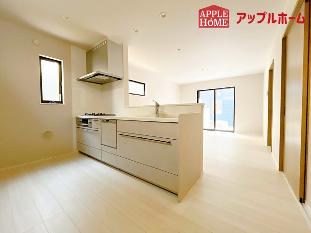 [新築住宅] さいたま市大宮区三橋1丁目のキッチン|対面式キッチンは、家族のコミュニケーションを育み、子育て家族にも好適なプラン！リビングで寛ぐご家族をいつも感じられます♪会話を楽しみながら家事ができ、小さいお子様がいても安心です！