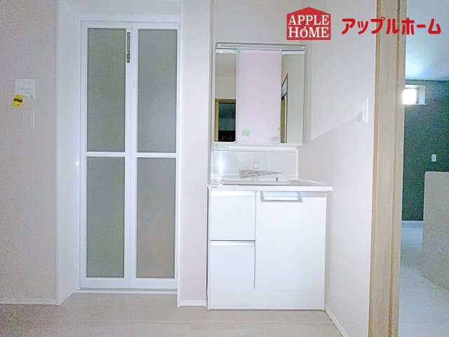 [新築住宅] さいたま市大宮区三橋1丁目の独立洗面台|ゆとりの洗面スペースで朝の身支度も快適スムーズに。３面鏡で髪のセットやお化粧もストレスなくこなせ、朝から気分良く通勤通学に向かえそうですね！鏡の裏にはたっぷりと収納スペースを標準装備