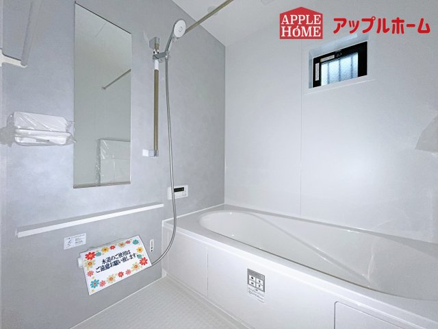 [新築住宅] さいたま市大宮区三橋1丁目の浴室|窓付きのバスルームは、採光もあり明るく気持ちの良い空間です。窓があることで、換気環境も良好。掃除もスムーズに出来ます