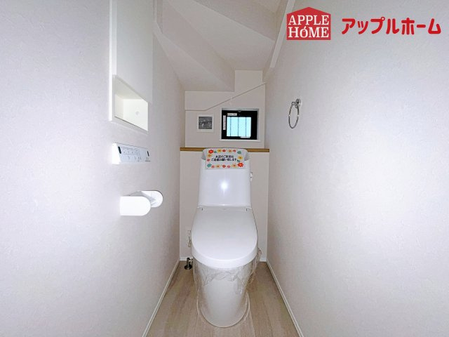 [新築住宅] さいたま市大宮区三橋1丁目のトイレ|白を基調とした清潔感のある明るい空間。温水洗浄便座付きで、毎日快適・清潔に使用できます。操作しやすい壁面リモコンを採用しています。