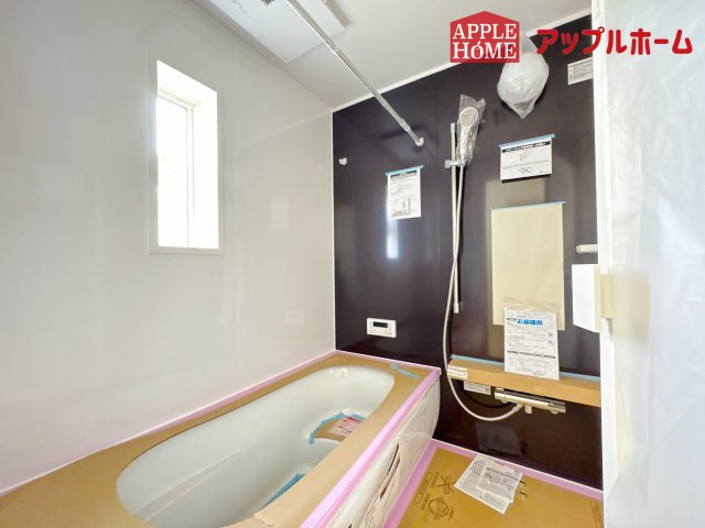 [新築住宅] 鶴ヶ島市中新田 第5 全1棟の浴室|窓付きのバスルームは、採光もあり明るく気持ちの良い空間です。窓があることで、換気環境も良好。掃除もスムーズに出来ます