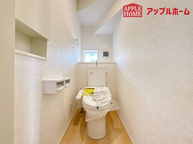 [新築住宅] 鶴ヶ島市中新田 第5 全1棟のトイレ|白を基調とした清潔感のある明るい空間。温水洗浄便座付きで、毎日快適・清潔に使用できます。操作しやすい壁面リモコンを採用しています。