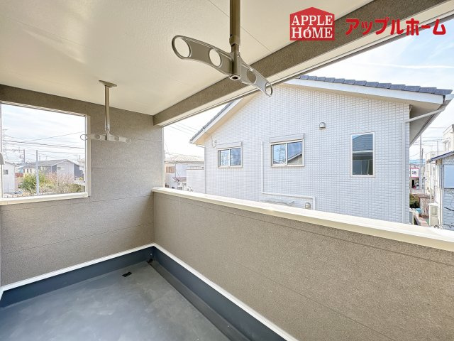 [新築住宅] 鶴ヶ島市中新田 第5 全1棟のバルコニー|ルーフバルコニーで突然の雨でも安心♪直射日光を防げるので、紫外線を気にせず自然の光や風を感じながら日光浴もできちゃいます♪