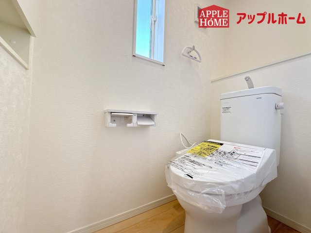 [新築住宅] 鶴ヶ島市中新田 第5 全1棟のトイレ|白を基調とした清潔感のある明るい空間。温水洗浄便座付きで、毎日快適・清潔に使用できます。操作しやすい壁面リモコンを採用しています。