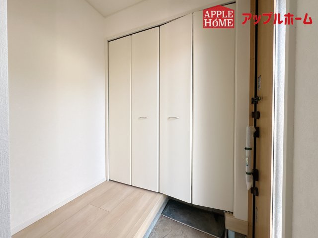 [新築住宅] 鶴ヶ島市中新田 第5 全1棟の玄関|住まう人も来客も入った時にワクワクさせてくれるオシャレな玄関♪収納もたっぷりあるので、靴がたくさんあっても安心！