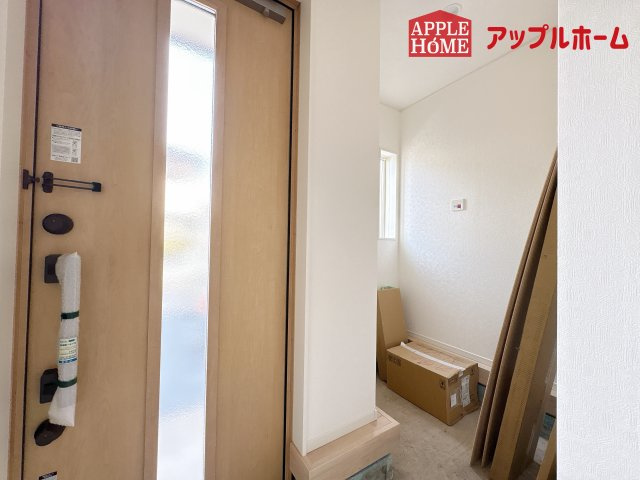 [新築住宅] 鶴ヶ島市中新田 第5 全1棟の玄関|明るく清潔感のある玄関でお客様を迎えるスペースをパッと明るい印象に！大容量の収納力で大家族の履物もすっきり収納できます♪