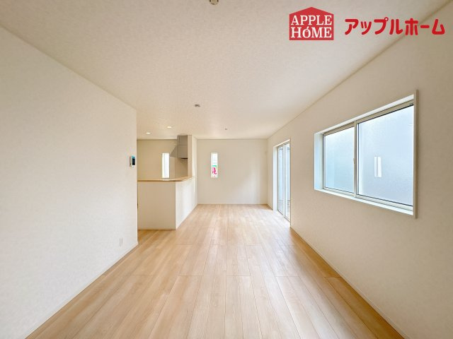 [新築住宅] 鶴ヶ島市中新田 第5 全1棟の居間・リビング|広々リビング×対面キッチンで家族の会話も弾みます♪家族団らんの秘訣は間取りにあり☆夢のマイホームを一緒に叶えましょう！