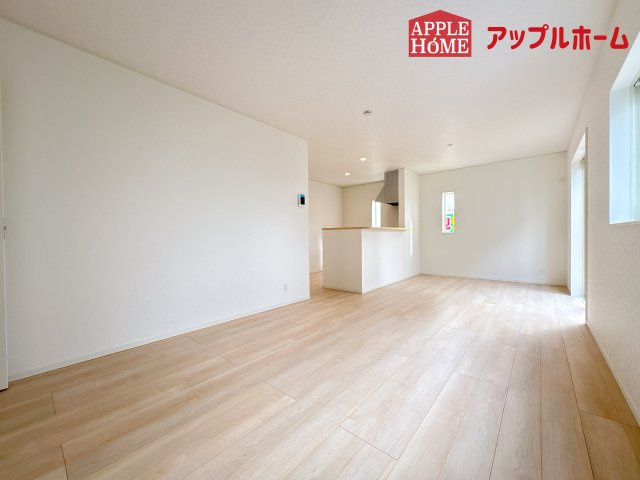 [新築住宅] 鶴ヶ島市中新田 第5 全1棟の居間・リビング|窓から差し込む光で家族を温かく包み込みます。明るいリビングで子育てする喜びを☆いつでも見学可能です！