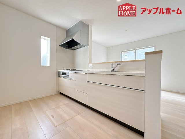 [新築住宅] 鶴ヶ島市中新田 第5 全1棟のキッチン|対面式キッチンは、家族のコミュニケーションを育み、子育て家族にも好適なプラン！リビングで寛ぐご家族をいつも感じられます♪会話を楽しみながら家事ができ、小さいお子様がいても安心です！