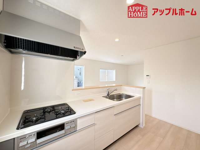 [新築住宅] 鶴ヶ島市中新田 第5 全1棟のキッチン|見栄えもよくお手入れもスムーズに出来ます。豊富な収納力もございますので、キッチンスペースをスッキリとお使い頂けそうです。