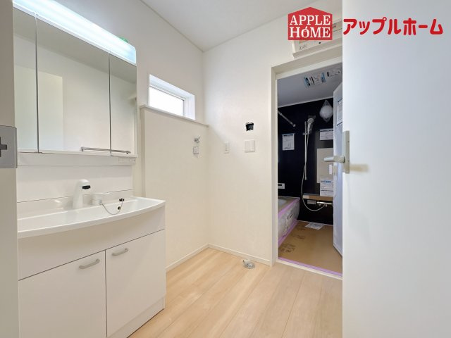 [新築住宅] 鶴ヶ島市中新田 第5 全1棟の独立洗面台|ゆとりの洗面スペースで朝の身支度も快適スムーズに。３面鏡で髪のセットやお化粧もストレスなくこなせ、朝から気分良く通勤通学に向かえそうですね！鏡の裏にはたっぷりと収納スペースを標準装備