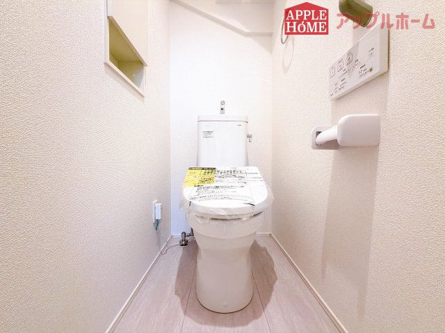 [新築住宅] 熊谷市本石 全1棟のトイレ|白を基調とした清潔感のある明るい空間。温水洗浄便座付きで、毎日快適・清潔に使用できます。操作しやすい壁面リモコンを採用しています。