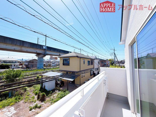 [新築住宅] 熊谷市本石 全1棟のバルコニー|家族分の洗濯物もしっかり干せます。日当たりも良く、毎日のお洗濯が楽しくなりそう♪お布団は手軽に干せていつもポカポカに☆