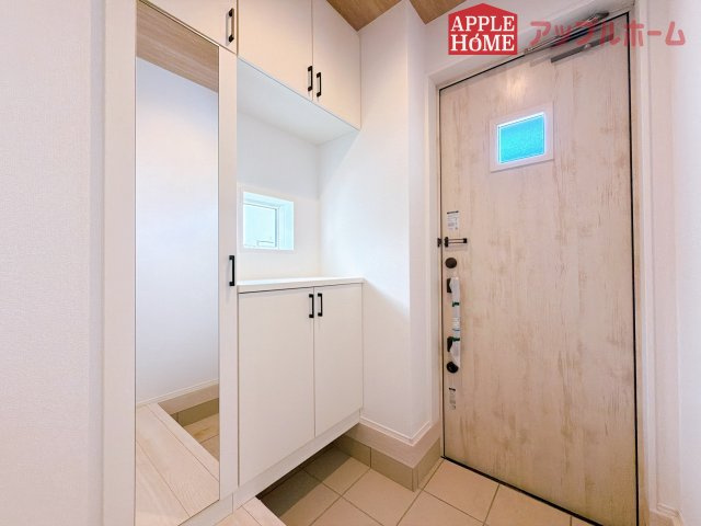 [新築住宅] 熊谷市本石 全1棟の玄関|上下棚にたっぷり靴を収納できます。「ただいま」と玄関を開けた瞬間から、奥に広がる空間を明るい室内を感じられますね♪