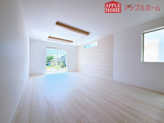 [新築住宅] 熊谷市本石 全1棟の居間・リビング|窓から差し込む光で家族を温かく包み込みます。明るいリビングで子育てする喜びを☆いつでも見学可能です！