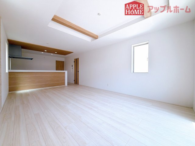 [新築住宅] 熊谷市本石 全1棟の居間・リビング|広々リビング×対面キッチンで家族の会話も弾みます♪家族団らんの秘訣は間取りにあり☆夢のマイホームを一緒に叶えましょう！