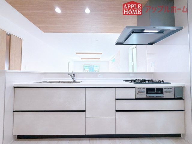 [新築住宅] 熊谷市本石 全1棟のキッチン|キッチンから部屋中が見守れるので、小さなお子様がいるご家庭でも安心です。シンプル×ナチュラルな温かい空間は、どんなスタイルの家具も合わせやすいお部屋です。