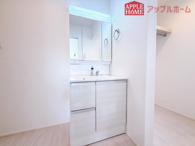 [新築住宅] 熊谷市本石 全1棟の独立洗面台|三面鏡付きの洗面化粧台ですので、たっぷりと収納いただけます。白を基調とした清潔感のある快適空間です。毎日の身支度も気持ち良くお使い頂けます！！