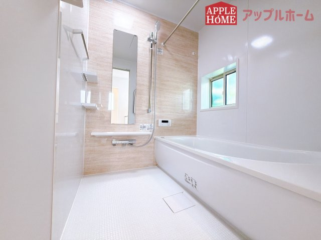 [新築住宅] 熊谷市本石 全1棟の浴室|窓付きのバスルームは、採光もあり明るく気持ちの良い空間です。窓があることで、換気環境も良好。掃除もスムーズに出来ます♪