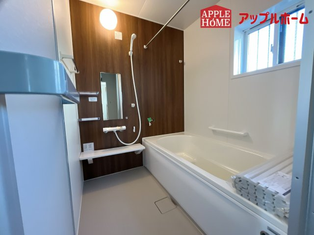 [新築住宅] 熊谷市肥塚2丁目 全1区画の浴室|窓付きのバスルームは、採光もあり明るく気持ちの良い空間です。窓があることで、換気環境も良好。掃除もスムーズに出来ます
